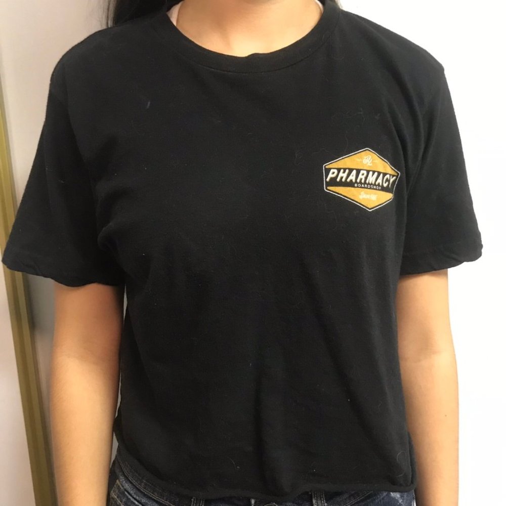PHARMACY BLACK CROPPED T-SHIRT